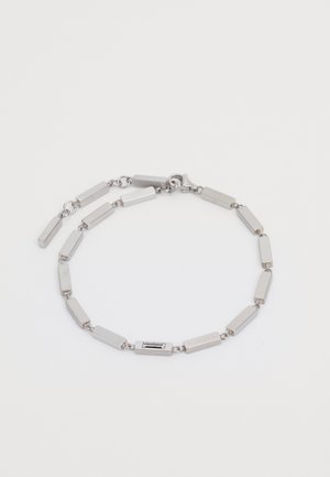 Zilveren metalen armband gemaakt van afwisselend rechthoekige schakels en een sluiting. De textuur is glad met een gepolijste afwerking.