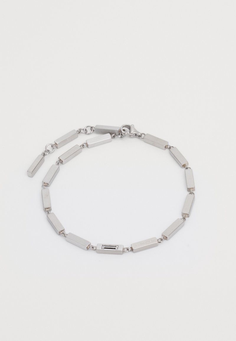Bracciale in metallo argentato composto da anelli rettangolari alternati e una chiusura. La superficie è liscia con una finitura lucida.