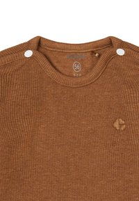 Brun ribbet sweater med rund halsudskæring, to hvide trykknapper på skulderen og et broderet firkløver-detalje. Størrelse 56 (1-2 mdr).