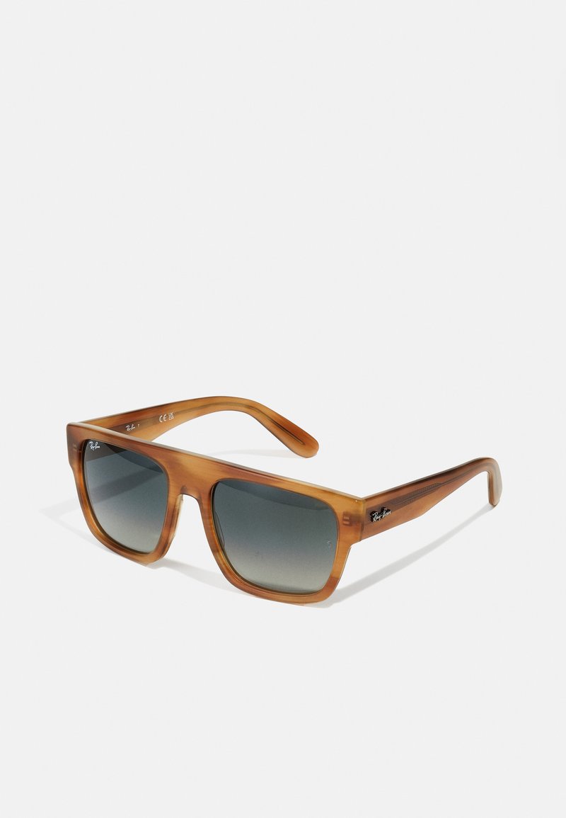 Ochelari de soare tortoise brown cu lentile întunecate în gradient, design cu ramă pătrată, accente metalice pe temporale și detaliu de branding distinct.