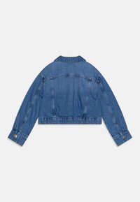 Kratka denim jakna v srednje modri barvi z dolgimi rokavi, klasičnim ovratnikom in gumbi na manšetah. Ima hrbtni yoke in dva hrbtna žepa.