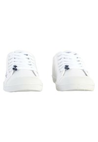 Sneakers bianchi in tela con punta rotonda, suola piatta e lacci bianchi. Presentano un piccolo logo blu navy sul lato e un dettaglio decorativo nei lacci.