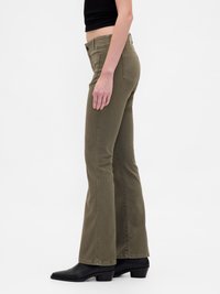 Un jean évasé vert olive en denim, doté d'une taille mi-haute, de cinq poches et d'une fermeture classique à bouton et à zip.