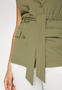 JDY JDYGIA LIFE BELT WAISTCOAT - Strukirani kaput - deep lichen green