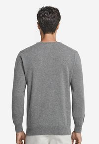 Szary sweter dzianinowy z długimi rękawami, okrągłym dekoltem oraz ściągaczami przy rękawach i dole. Gładka faktura, prosty design i luźny krój.