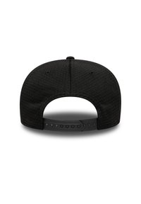 Μαύρο καπέλο με υφασμάτινη υφή, καμπύλη γείσο και ρυθμιζόμενο κλείσιμο snapback με πολλαπλές ρυθμίσεις μεγέθους.