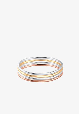 Anneaux empilés en argent, or et or rose. Chaque bande présente une finition lisse et polie avec un design fin et une surface réfléchissante.