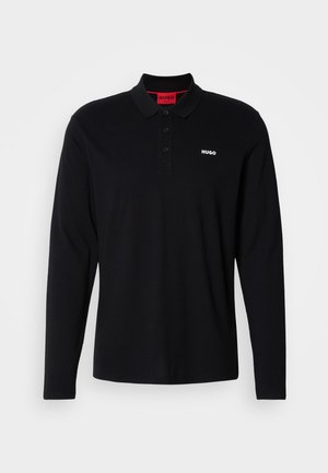 Polo a maniche lunghe nera in cotone, con colletto rosso e placket a tre bottoni, con logo "HUGO" bianco sul petto.