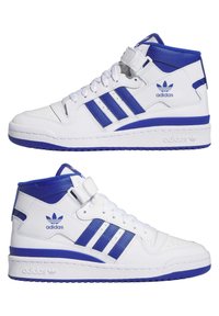 Høje sneakers lavet af hvid læder med blå detaljer, der har tre blå striber, velcrorem og struktureret gummisål.