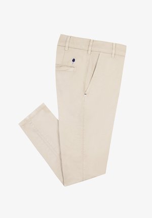 Beige Baumwollhosen mit geradem Schnitt, ausgestattet mit einer Gesäßtasche und einem kleinen marineblauen Baumlogo auf der Vorderseite. Glatte Textur und maßgeschneiderte Verarbeitung.