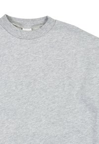 Felpa grigia con colletto a girocollo a coste, texture morbida e maniche corte, caratterizzata da un design semplice e monocolore, senza motivi o accenti.