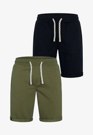 Twee paar korte broeken met trekkoorden, één in zwart en één in olijfgroen, beide met opgerolde zoom en witte trekkoorden met patroon.