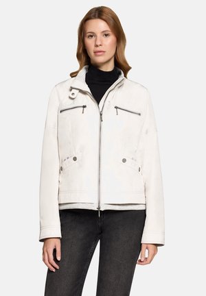 Veste blanche avec poches zippées, col à fermeture pression, et détails texturés à la taille. Fabriquée en matière lisse avec une coupe ajustée.