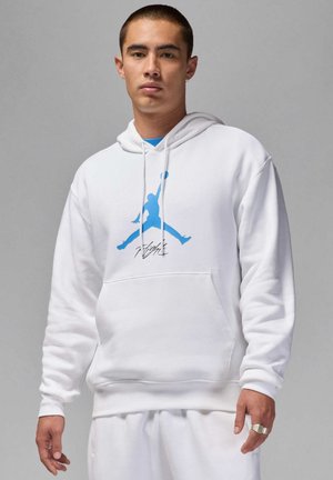 Weißer Kapuzenpullover aus weichem Stoff, mit einem blauen Jumpman-Logo und dem Wort "Flight" darunter. Beinhaltet eine vordere Kängurutasche.