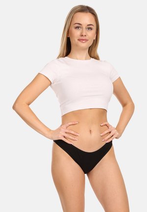 Witte geribbelde crop top met korte mouwen, gecombineerd met zwarte bikini bottoms met een low-rise ontwerp en een gladde textuur.
