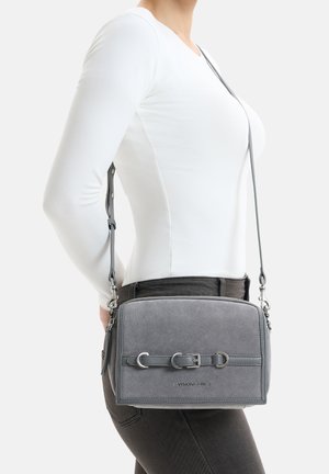 Grau Wildleder Umhängetasche mit rechteckiger Form, silbernen Hardware-Akzenten und einem auffälligen Gürtel mit Ringen.