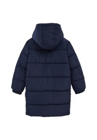 Temno modra puhovka s kapuco, z vodoravnimi kvadri, elastičnimi manšetami in gladko, sijočo teksturo.