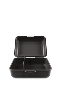 Černá plastová jídelní krabička s klapkovým víkem, obdélníkový tvar a vnitřní dělička pro oddělení potravin. Obsahuje držadlo pro snadné přenášení.