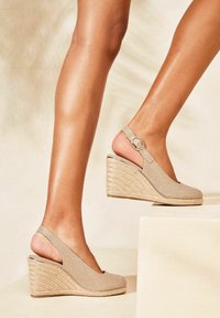 Lipsy WIDE FIT - MID CLOSED TOE SPARKLY SLINGBACK  - Lodičky s platformou - gold