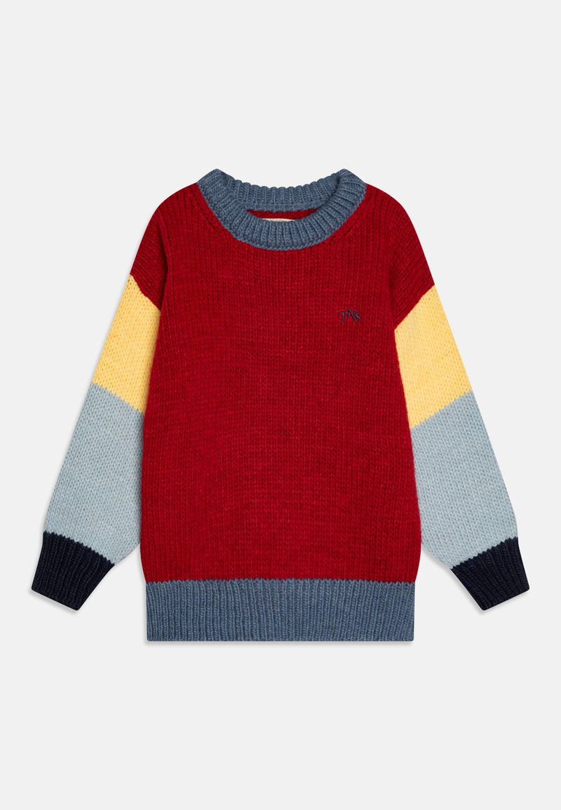 Piros kötött pulóver kék, sárga és szürke színblokkolt ujjakból. Bordás kerek nyakkivágással és mandzsettával, valamint egy kis logós részlettel rendelkezik.