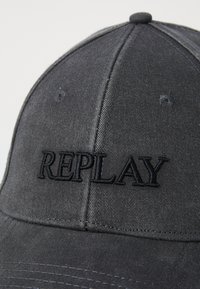 Cappellino da baseball in cotone nero con logo "REPLAY" ricamato sul frontale, dalla forma strutturata e con dettagli cuciti.