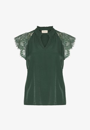 Groene satijnen blouse met kanten kapmouwen, V-hals en gerimpelde kraag. Gladde textuur en relaxed fit. Merkentag zichtbaar bij de hals.