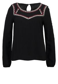 Blouse noire à manches longues avec un dos en forme de clé, un col détaillé comportant une broderie florale en motifs rouges et blancs. Texture de tissu lisse.