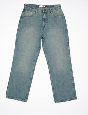 Hellblaue Denim-Jeans mit hoher Taille und weitem Bein. Verfügt über vordere Taschen, einen Reißverschluss und sichtbare Nähte.