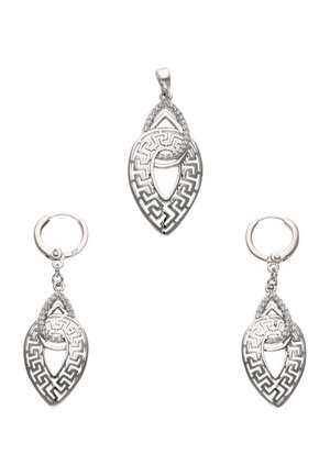 Pandantiv și cercei cerc din aliaj cu ton argintiu, cu modele incrustate complicate în stil cheie grecească și mici cristale încorporate.