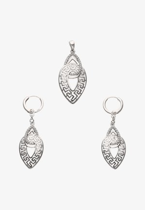 Vedhæng i sølvfarve og matchende øreringe med bøjleform med indviklede græske nøgleudskæringsmønstre og små indlejrede krystaller.