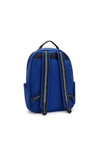 Blå tygryggsäck med vadderade remmar, ett handtag på toppen och sidfickor, med mörkgrå detaljer och en slät textur.