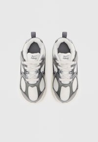 Γκρι και λευκά αθλητικά παπούτσια με άνω μέρος από  δίχτυ και συνθετικά υλικά, κλείσιμο με κορδόνια, επενδυμένο γιακά και λαστιχένιες σόλες. Ο σχεδιασμός διαθέτει αεριζόμενα πάνελ.