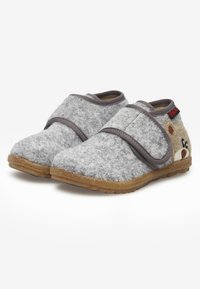 Szare filcowe kapcie o miękkiej fakturze, z rzepem i wzorem misia po boku oraz brązową gumową podeszwą dla lepszej przyczepności.