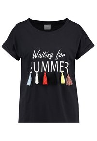 Černé tričko s krátkým rukávem a bílým nápisem "Čekání na LÉTO" a barevnými třásněmi v modré, bílé, červené, černé, žluté a broskvové barvě.