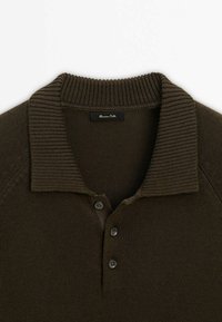 Ciemnooliwkowa dzianinowa koszulka polo z prążkowanym kołnierzem, krótką plisą z trzema guzikami oraz subtelnie teksturowanym materiałem.