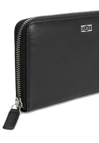 Portafoglio in pelle nera con zip circondante, zip argentata e piccolo logo metallico rettangolare con la scritta "CULT" sul lato anteriore.