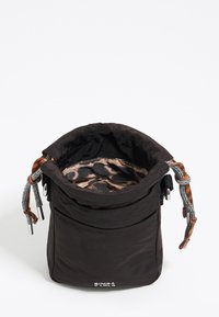 Czarna nylonowa torba typu bucket z podszewką w panterkę, przednią kieszenią oraz pomarańczowo-szarymi sznurkami zaciskowymi po obu stronach.