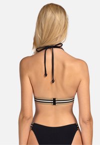 Dwu-tonowy top bikini z halter neck, z czarnymi i beżowymi poziomymi paskami, teksturowanym materiałem oraz zapięciem na plecach.
