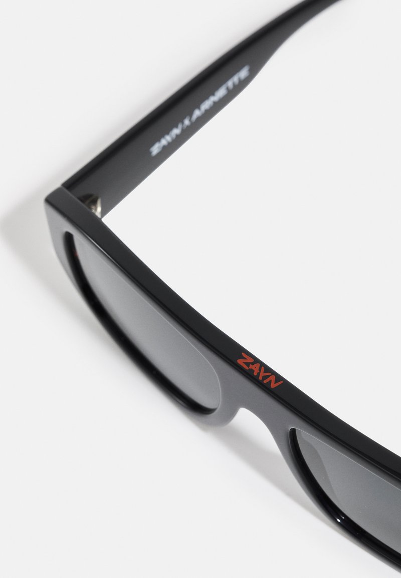 Herren Taschen & Koffer | Arnette ZAYN X ARNETTE GULLWING UNISEX Sonnenbrille black/schwarz - AA75676 Herren Taschen & Koffer | Arnette ZAYN X ARNETTE GULLWING UNISEX Sonnenbrille black/schwarz - AA75676