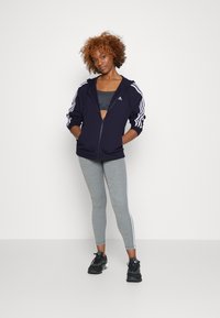 adidas Sportswear ESSENTIALS STRIPES OVERSIZED FULL ZIP HOODIE - Φούτερ με φερμουάρ - legend ink/white