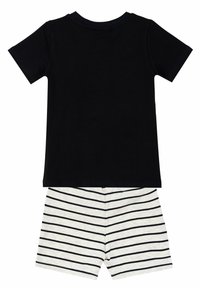 Schwarzes Baumwoll-T-Shirt mit kurzen Ärmeln kombiniert mit hellgrauen Shorts mit horizontalen dunkelblauen Streifen; einfaches, lässiges Design.