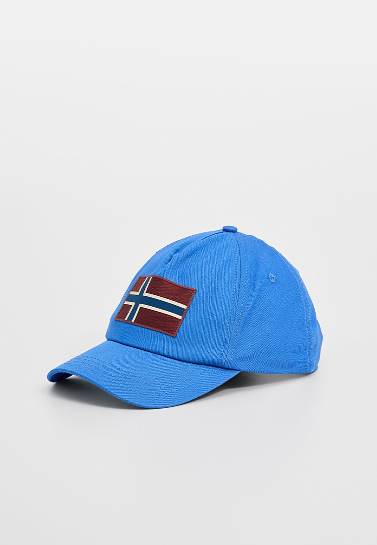 Niebieska czapka baseballowa z naszywaną łatką norweskiej flagi z przodu, wyeksponowana na jednolitym białym tle.