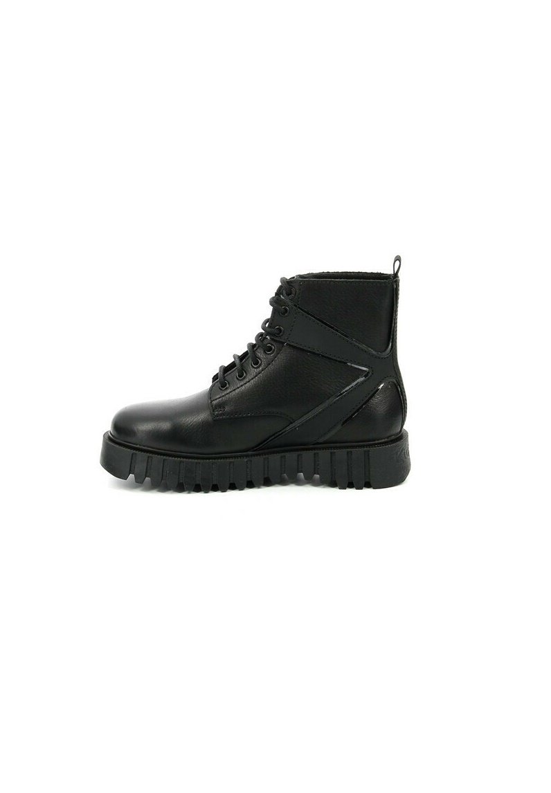 Bottines en cuir noir à lacets, avec une semelle en caoutchouc texturée et un design accentué sur le côté. Comprend une languette à l'arrière.