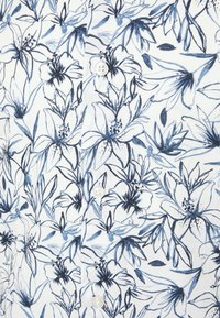 Tela blanca con un patrón floral azul que presenta flores y hojas grandes contorneadas, con botones visibles en el centro.
