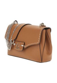 Sac à main en cuir brun avec une fermeture à rabat, une bandoulière en chaîne et des coutures décoratives. Il présente un plaqué logo en argent et une forme structurée.