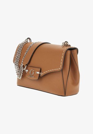 Sac à main en cuir brun avec une fermeture à rabat, une bandoulière en chaîne et des coutures décoratives. Il présente un plaqué logo en argent et une forme structurée.