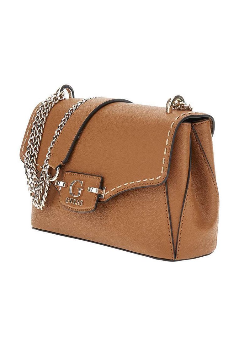 Sac à main en cuir brun avec une fermeture à rabat, une bandoulière en chaîne et des coutures décoratives. Il présente un plaqué logo en argent et une forme structurée.