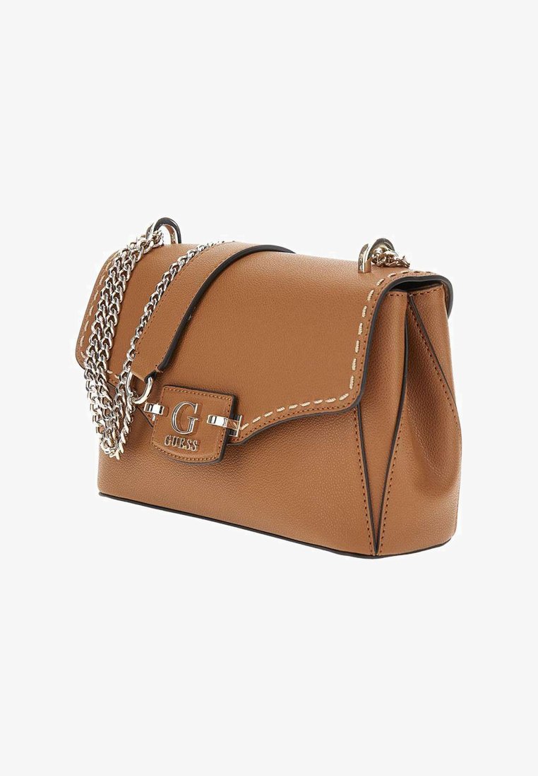 Sac à main en cuir brun avec une fermeture à rabat, une bandoulière en chaîne et des coutures décoratives. Il présente un plaqué logo en argent et une forme structurée.