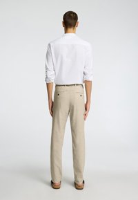 Selected Homme SLH BRODY NOOS - Chino stiliaus kelnės - vetiver