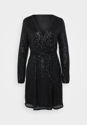 Mustri pikkade varrukatega must kleit, V-kaelusega ja ümberkäivate detailidega. Kaetud sädelevate kividega, et lisada tekstuuri ja sära, ning rõhutades vöökoht belti abil.